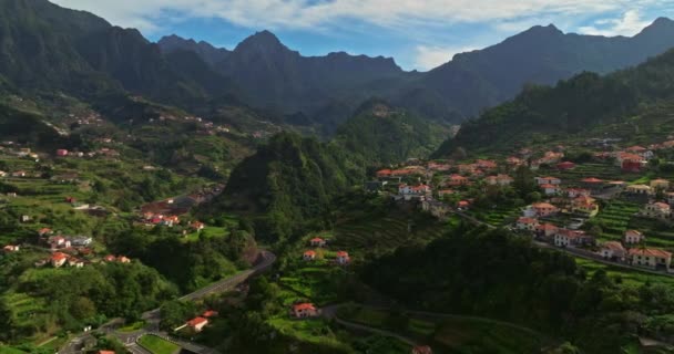 ポルトガル マデイラ島のファイヤルの小さな集落の信じられないほどの山の風景の空想的な眺め — ストック動画