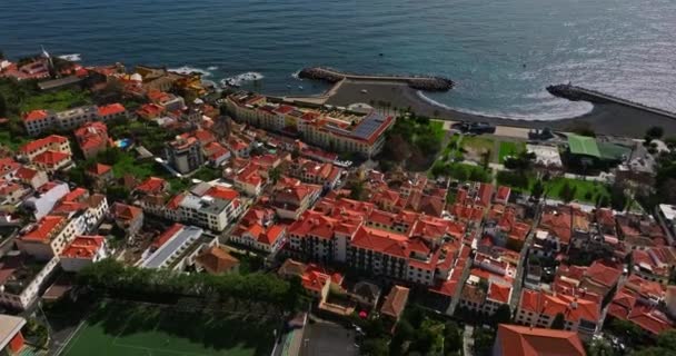 马德拉岛最大的城市和首府丰沙尔的空中景观 — 图库视频影像