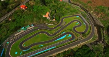 Portekiz 'in Madeira adasındaki dağların arasında resim gibi bir yerdeki hava manzaralı karting pisti..