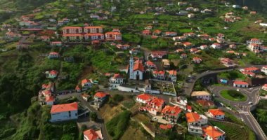 Portekiz 'in Madeira adasının başkenti Funchal' ın güneşli turistik şehrinin insansız hava aracı görüntüsü inanılmazdır. Turist adası, yolcu gemilerinin uğradığı ve yıl boyunca çok sayıda turistin geldiği yer..