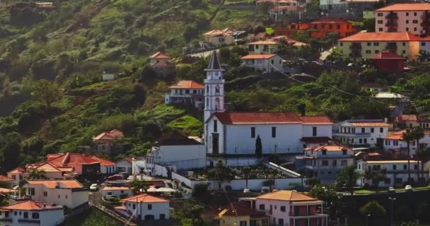 令人难以置信的无人驾驶飞机俯瞰着阳光灿烂的旅游城 葡萄牙马德拉岛的首府丰沙尔 游轮停靠的一个旅游岛 全年都有大量游客来访 — 图库视频影像