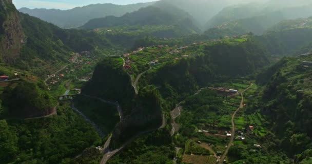 Flygfoto Över Det Otroliga Bergslandskapet Den Lilla Byn Faial Madeira — Stockvideo