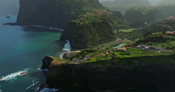 Vista Aérea Costera Miradouro Guidaste Isla Madeira Portugal Pueblo Montaña — Vídeo de stock