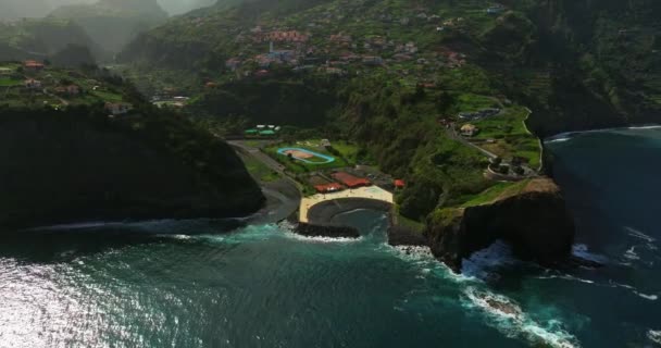 Vista Aérea Costera Miradouro Guidaste Isla Madeira Portugal Pueblo Montaña — Vídeos de Stock