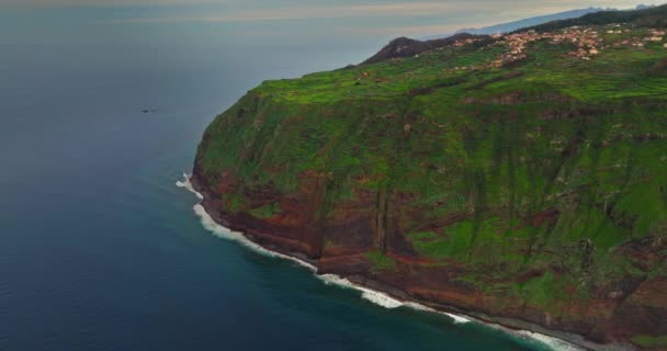 Вид Повітря Дронні Круті Скелі Над Атлантичним Океаном Земля Зустрічається — стокове відео