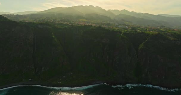 Luftaufnahme Drohne Steile Klippen Über Dem Atlantik Land Auf Ozean — Stockvideo