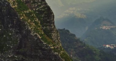 Portekiz 'in Atlantik Okyanusu' ndaki Madeira Adası 'ndaki Sao Vicente' nin yeşil vadisinde bulunan tapınak şapelinin inanılmaz hava manzarası..