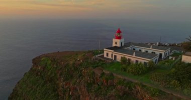 Madeira Ponto da Pargo 'nun batı kıyısındaki insansız hava aracından inanılmaz deniz feneri manzarası, okyanusun üzerindeki bir uçuruma tünemişti..