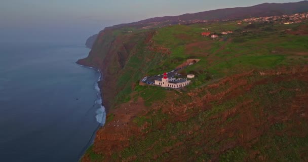 Απίστευτη Εναέρια Άποψη Του Φάρου Από Drone Στη Δυτική Ακτή — Αρχείο Βίντεο