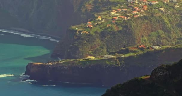 Vista Aérea Costera Miradouro Guidaste Isla Madeira Portugal Pueblo Montaña — Vídeo de stock