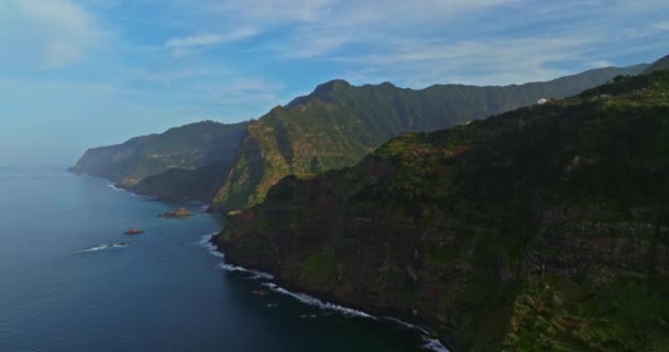 Берег Зеленого Острова Атлантичному Океані Мадейра Пейзаж Горами Океанськими Скелями — стокове відео