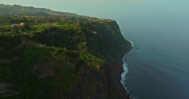 Ακτή Ενός Πράσινου Νησιού Στον Ατλαντικό Ωκεανό Μαδέρα Τοπίο Βουνά — Αρχείο Βίντεο