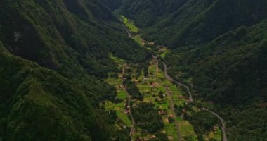 Madeira Portekiz hava aracı manzaralı yeşil vadi. Tropikal bir ormanın güzel yeşil arka planının havadan görünüşü. Yeşil vadinin yeşil dağların üzerindeki hava manzarası.