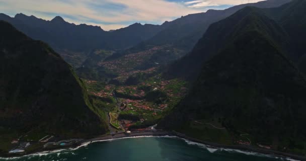 Luchtfoto Van Kustlijn Met Oceaangolven Gemeente Sao Vicente Aan Noordwestkust — Stockvideo