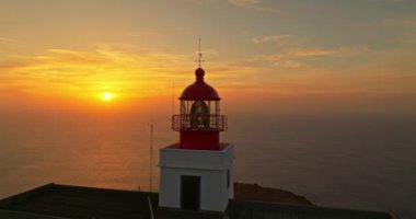 Günbatımında Portekiz, Madeira 'daki hava manzaralı deniz feneri..