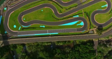 Portekiz 'in Madeira adasındaki dağların arasında resim gibi bir yerdeki hava manzaralı karting pisti..