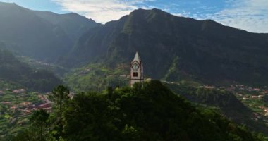 Portekiz 'in Atlantik Okyanusu' ndaki Madeira Adası 'ndaki Sao Vicente' nin yeşil vadisinde bulunan tapınak şapelinin inanılmaz hava manzarası..