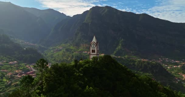 大西洋 ポルトガル マデイラ島のサンビセンテの緑の谷に位置する寺院チャペルへの素晴らしい空想的な眺め — ストック動画