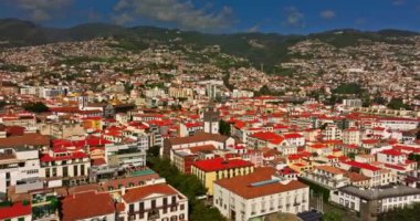 Portekiz 'in Madeiras başkenti Funchal' ın havadan görünüşü. İnsansız hava aracı Madeira Adası 'ndaki evlerin üzerinden uçuyor..