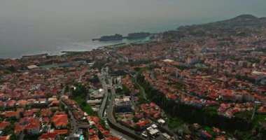 Funchal 'ın havadan görünüşü Madeira adasının en büyük şehri ve başkentidir..