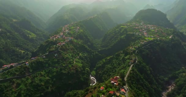 Letecký Pohled Neuvěřitelnou Horskou Krajinu Malé Osady Faial Ostrově Madeira — Stock video