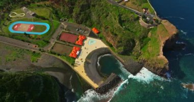 Miradouro do Guidaste Madeira Adası Portekiz 'in hava sahili manzarası, dağların arasında doğal havuzu olan bir dağ köyü..