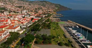Portekiz 'in Madeiras başkenti Funchal' ın havadan görünüşü. Okyanustan, eski şehir marinasına ve dağlara bak..
