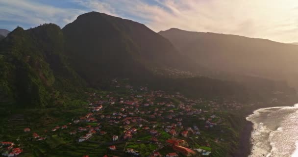 ポルトガル マデイラ諸島のポンタデルタの空中ビュー 急な海岸にあるリゾート村 — ストック動画