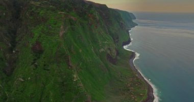 Portekiz 'in Atlantik Okyanusu Madeira Adası' nın üzerinde yükselen Achadas da Cruz 'un engebeli sahil şeridinin havadan görüntüsü gelir..