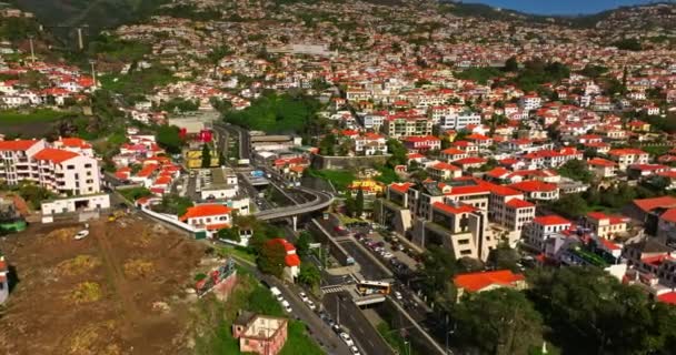 Luftaufnahme Von Funchal Madeiras Hauptstadt Portugal Drohne Fliegt Über Häuser — Stockvideo