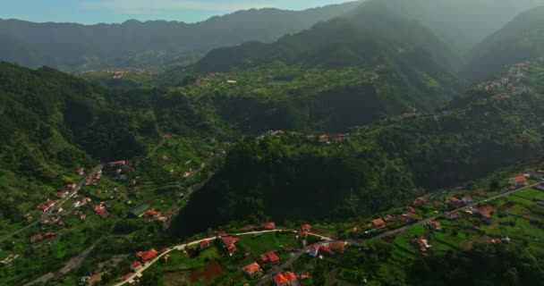 Letecký Pohled Neuvěřitelnou Horskou Krajinu Malé Osady Faial Ostrově Madeira — Stock video