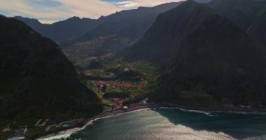 Okyanus kıyısındaki güzel dağlar arasında yer alan Madeira adasındaki küçük Sao Vicente kasabasının hava manzarası..