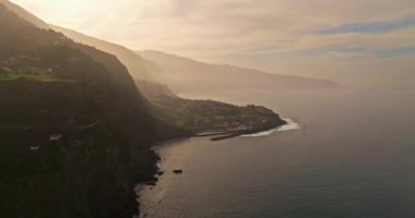 Portekiz, Madeira Adaları, Ponta Delgada 'nın hava manzarası. Dik bir okyanus kıyısındaki tatil köyü.
