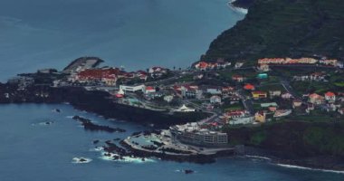 Atlantik Okyanusu 'ndaki Madeira adasında Porto Moniz' in güzel volkanik havuzları. Portekiz.