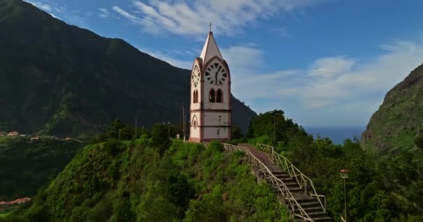 Καταπληκτική Εναέρια Άποψη Του Ναού Παρεκκλήσι Που Βρίσκεται Στην Καταπράσινη — Αρχείο Βίντεο