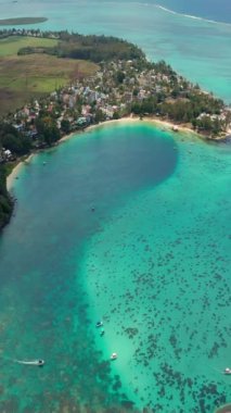 Palmiye ağaçları ve güzel sahil gölünün üzerinden uç. Mauritius 'taki Cennet Adası. Sahil şeridi boyunca manzara manzarası. Mauritius sahilinin havadan görünüşü cennet adasında güneşli bir gün..