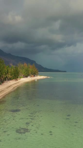 近距离飞越棕榈树和美丽的海滩泻湖 毛里求斯的天堂岛 沿着海岸线的景观 毛里求斯海滩的空中景观在天堂岛上阳光灿烂的一天 — 图库视频影像