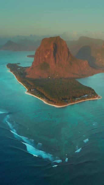 Prachtige Lagune Mauritius Eiland Luchtfoto Van Een Onderwaterwaterval Indische Oceaan — Stockvideo