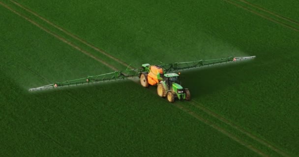Vista Aérea Agricultura Trator Pulverização Campo Com Pulverizador Herbicidas Pesticidas — Vídeo de Stock
