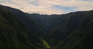 Madeira Portekiz hava aracı manzaralı yeşil vadi. Tropikal bir ormanın güzel yeşil arka planının havadan görünüşü. Yeşil vadinin yeşil dağların üzerindeki hava manzarası.