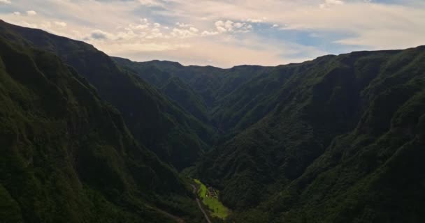 Szcenírozott Zöld Völgy Madeira Portugália Légi Drónra Néző Légi Kilátás — Stock videók