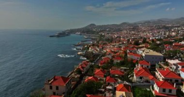 Başkent ve turizm şehri Funchal Madeira Portekiz 'in çatıları ve kıyı şeridi üzerinde insansız hava aracı uçurmak.