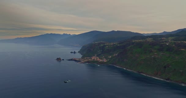 Vista Aérea Por Drones Escarpados Acantilados Sobre Océano Atlántico Donde — Vídeos de Stock