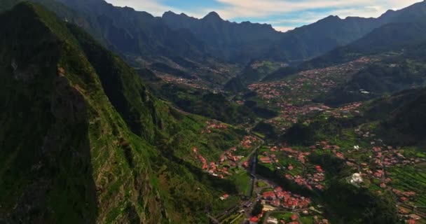 Вид Воздуха Живописный Городок Сан Висенте Острове Мадейра Расположенный Долине — стоковое видео