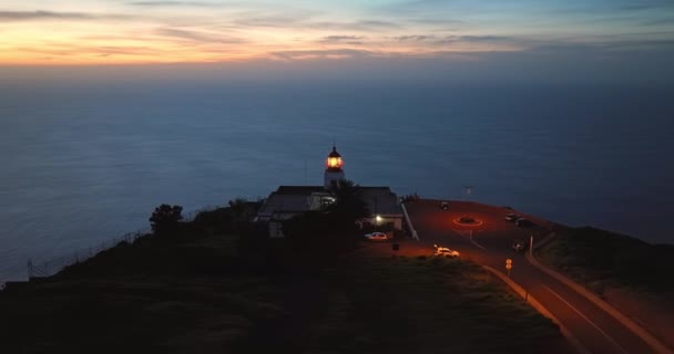 黄昏时分 空中俯瞰着一座坐落在风景如画的岩石上的工作的灯塔 葡萄牙马德拉Ponta Pargo灯塔 — 图库视频影像