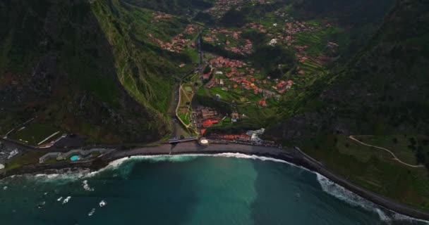 Kusten Grön Atlanten Madeira Landskap Med Berg Och Hav Klippor — Stockvideo