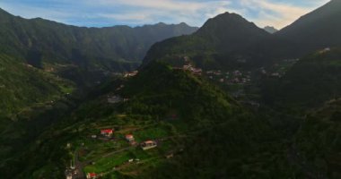 Portekiz 'in Madeira adasındaki küçük Faial yerleşiminin inanılmaz dağ manzarası..