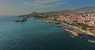 Portekiz 'in Madeira adasının başkenti Funchal' ın güneşli turistik şehrinin insansız hava aracı görüntüsü inanılmazdır. Turist adası, yolcu gemilerinin uğradığı ve yıl boyunca çok sayıda turistin geldiği yer..