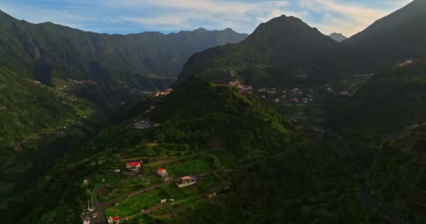 Uitzicht Vanuit Lucht Het Ongelooflijke Berglandschap Van Kleine Nederzetting Faial — Stockvideo