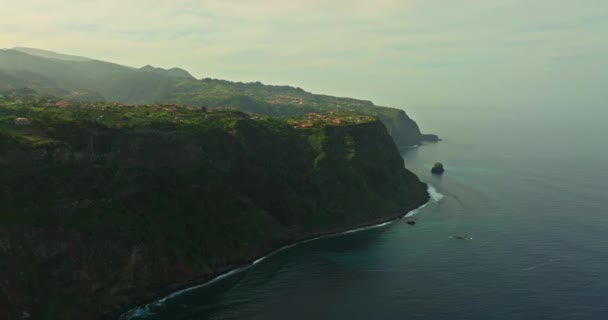 大西洋の緑の島の海岸 マデイラの山と海の崖の航空無人機ショット マデイラ島の険しい海岸線の息をのむような風景 — ストック動画